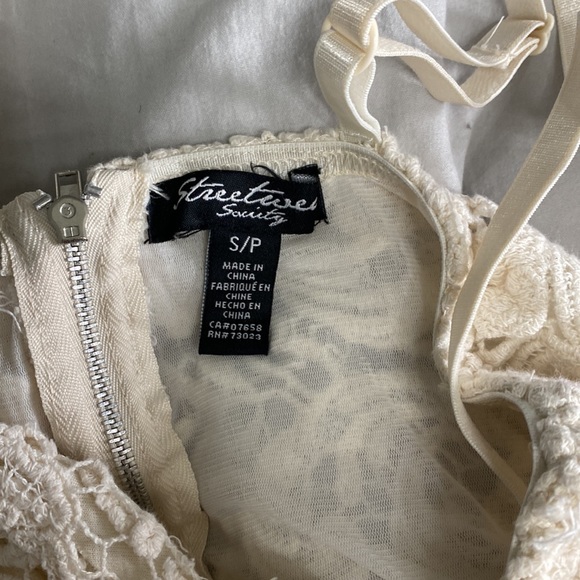 Cropped lace top - Picture 2 of 4